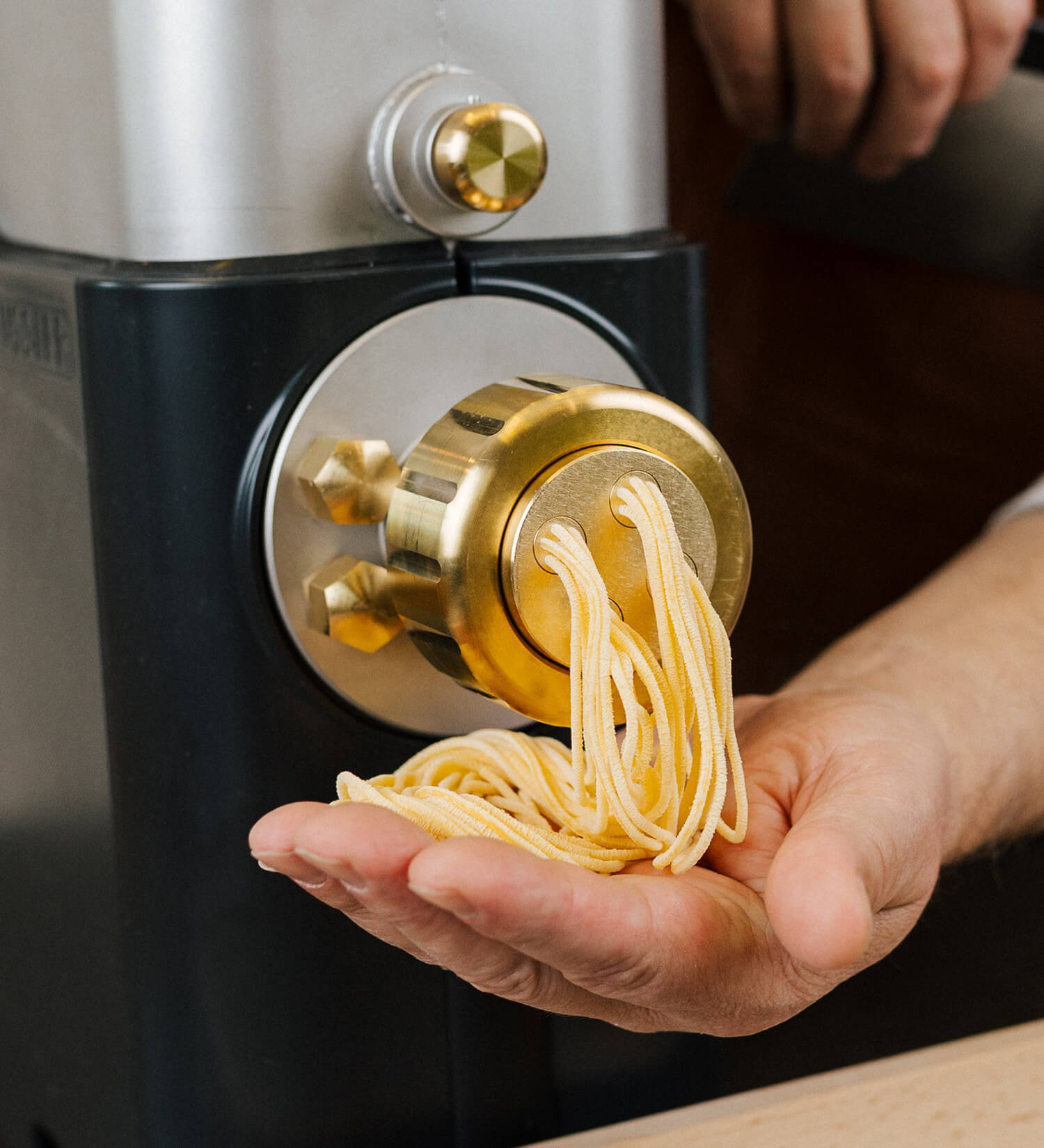 Nudeln auf Knopfdruck Nudel Herstellung mit der Pasta Bella