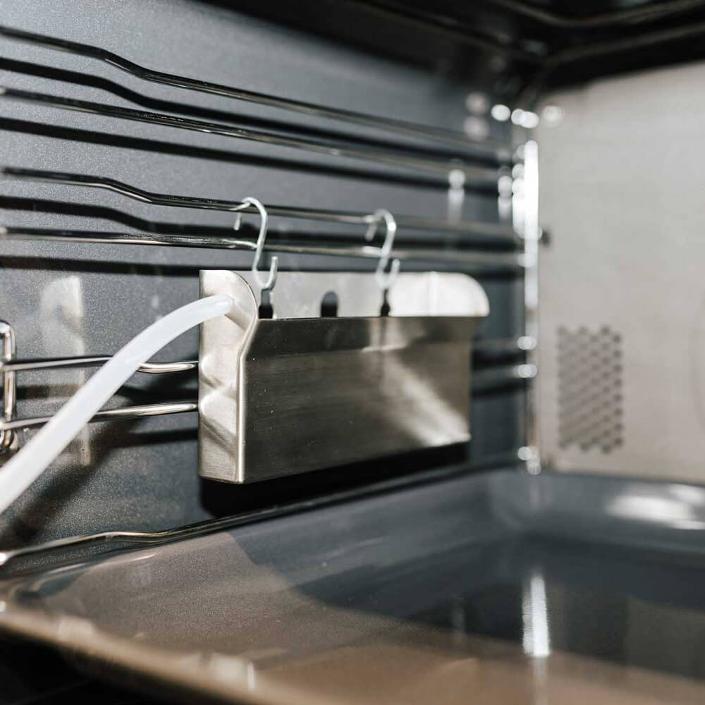 Ofenbedampfer für Mono, Primus und Haushaltsbackofen Der Häussler Ofenbedampfer im Haushaltsbackofen eingehängt.