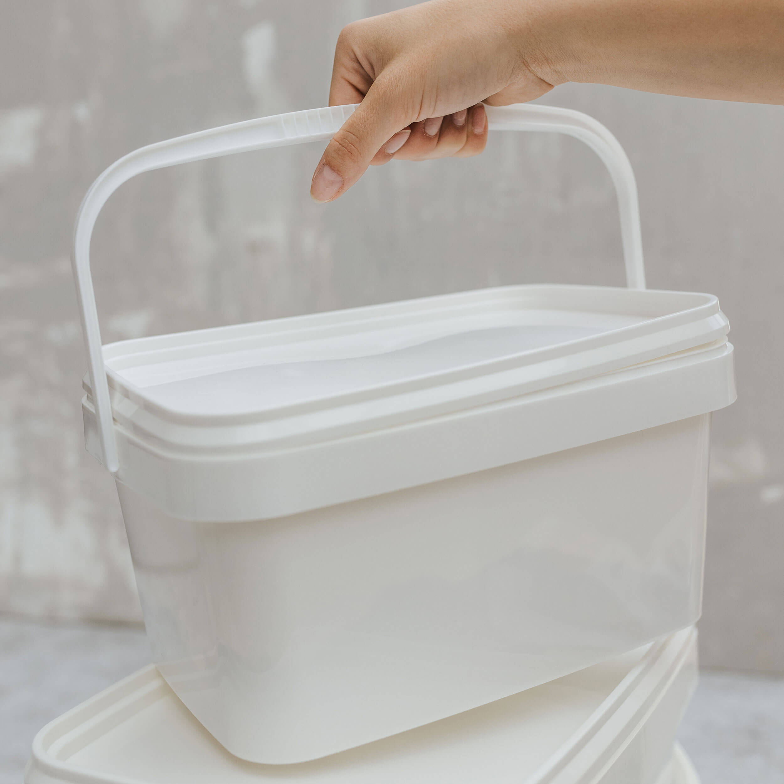 Perfekt zur Aufbewahrung von Mehl und anderen Lebensmitteln. Weiße Mehlbox verschlossen