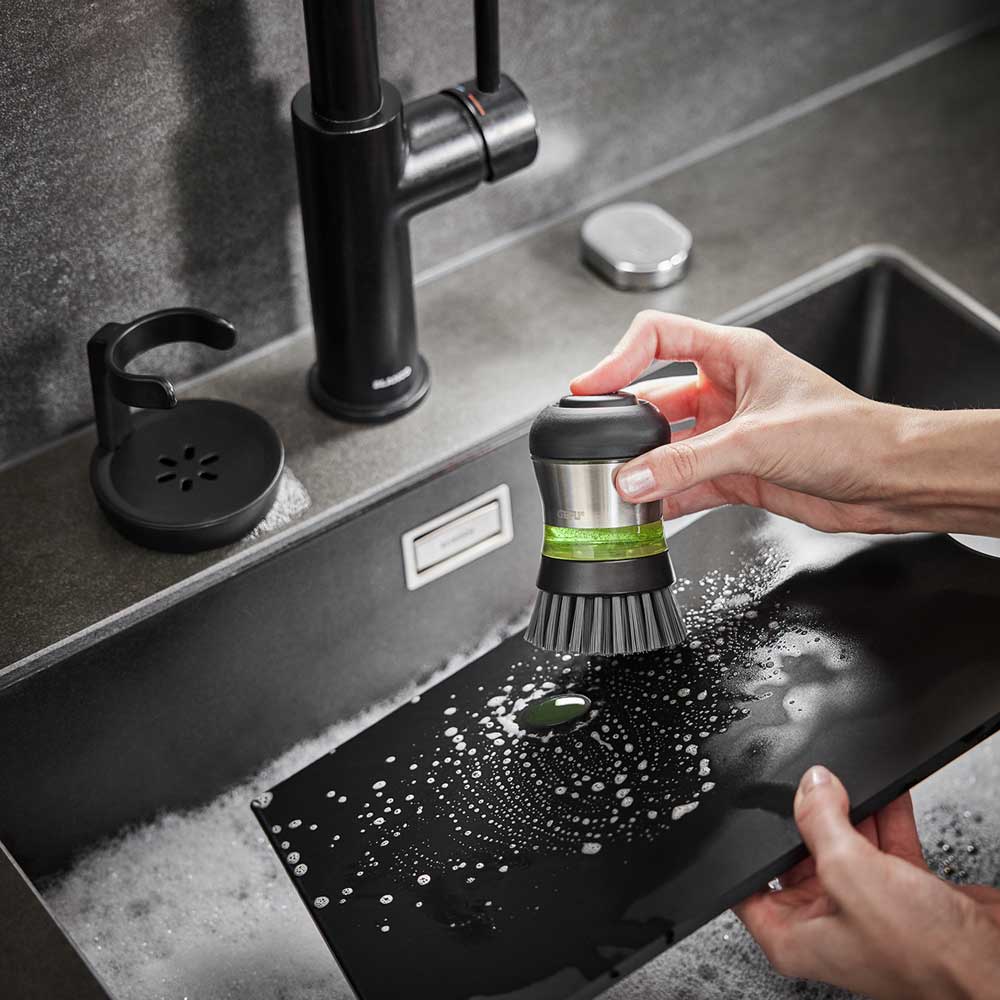 Spülbürste im Waschbecken 