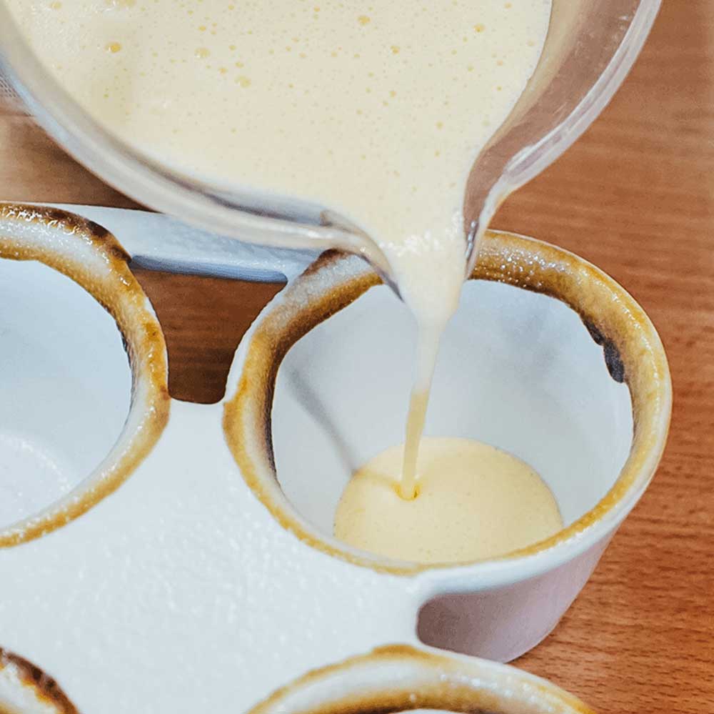 Keramik Pfitzaufform Teig wird in eine Pfitzaufform gegossen.