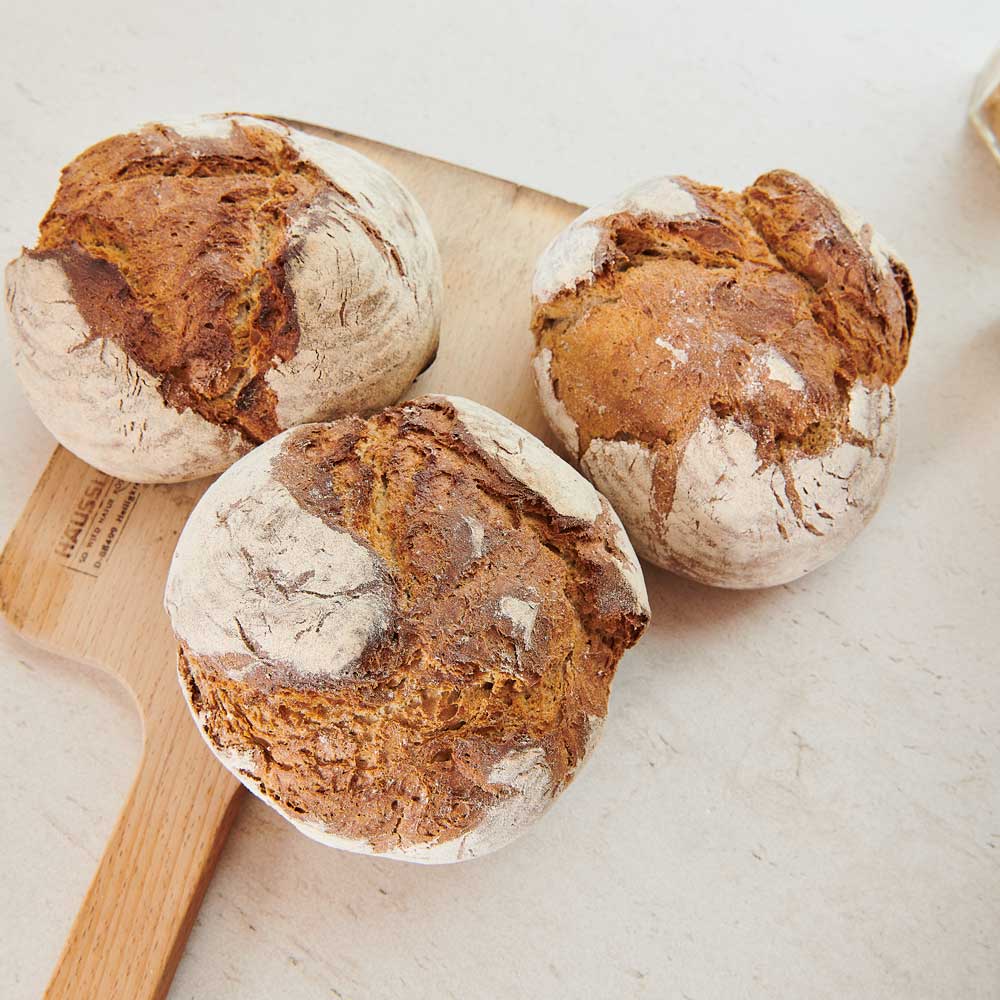 Backschieber aus Buche Bauernbrote auf einem Buche Backschieber