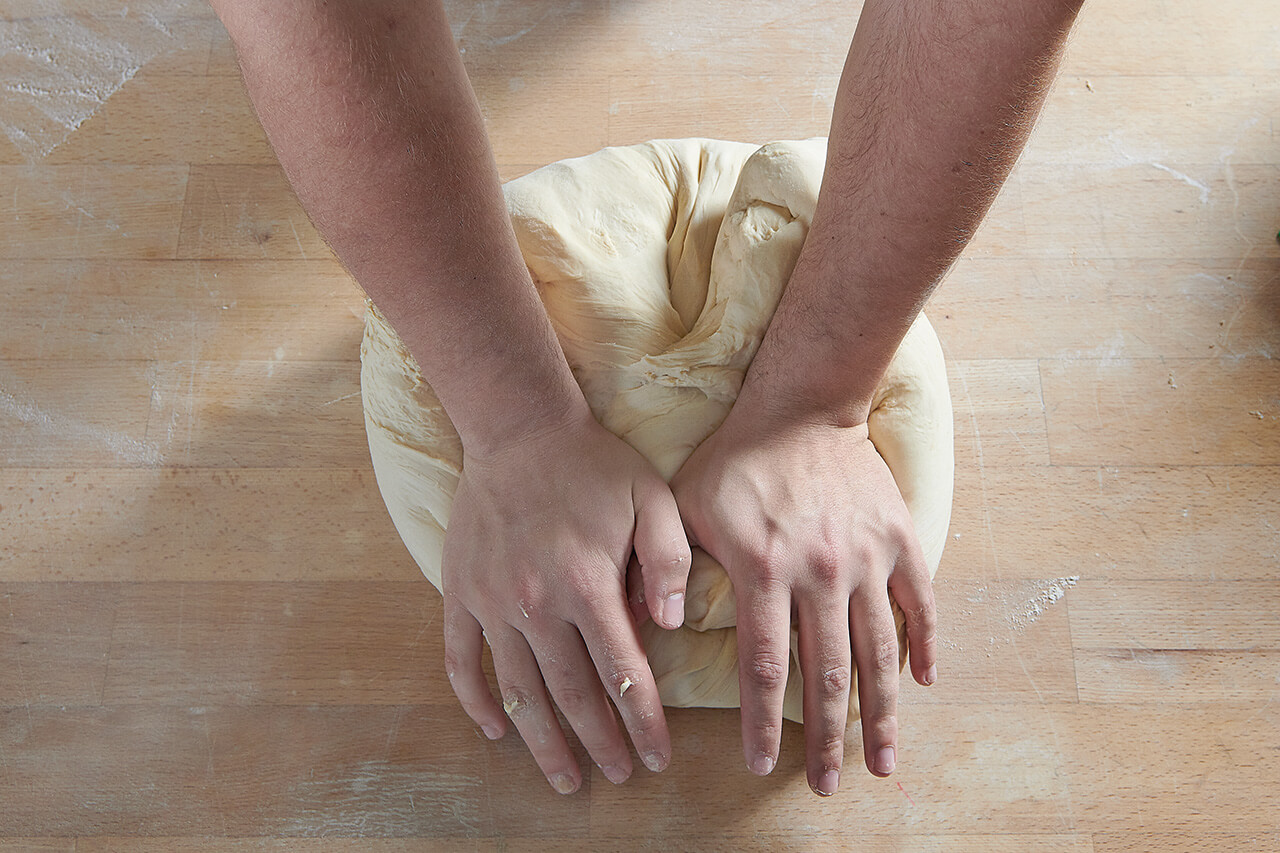 Bäckermeister knetet Teig