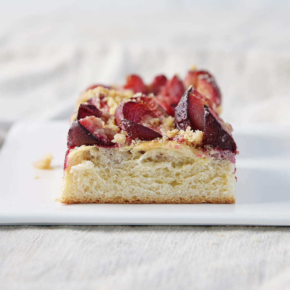 Leckerer Zwetschgenkuchen Frisch gebackener Zwetschgenkuchen mit saftigen Zwetschgen, mit Streuseln belegt.