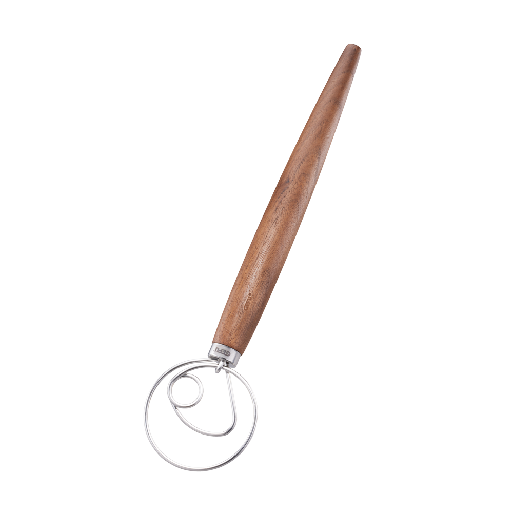 Dänischer Schneebesen mit Holzstil ohne Hintergrund. Der untere Teil des Schneebesens ist als Schleife gebunden.