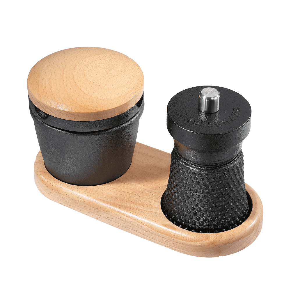 Pfeffermühlen-Set Pfeffermühle und Gewürzreibe auf Buchenholz ohne Hintergrund.