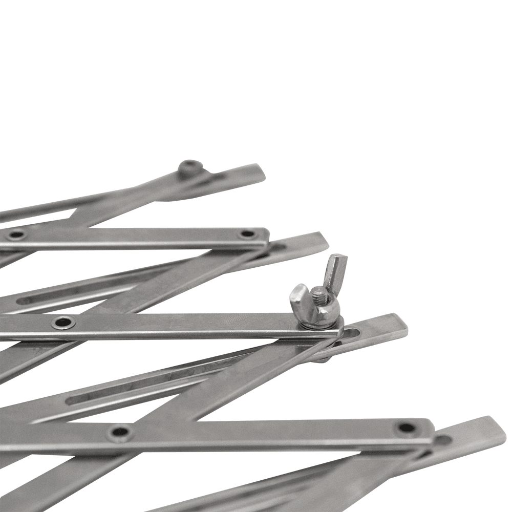 Auf dem Bild befindet sich ein Teigschneider an dem gezeigt wird wie der Abstand der Teigrädchen verstellt werden kann. Ohne Hintergrund abgebildet.