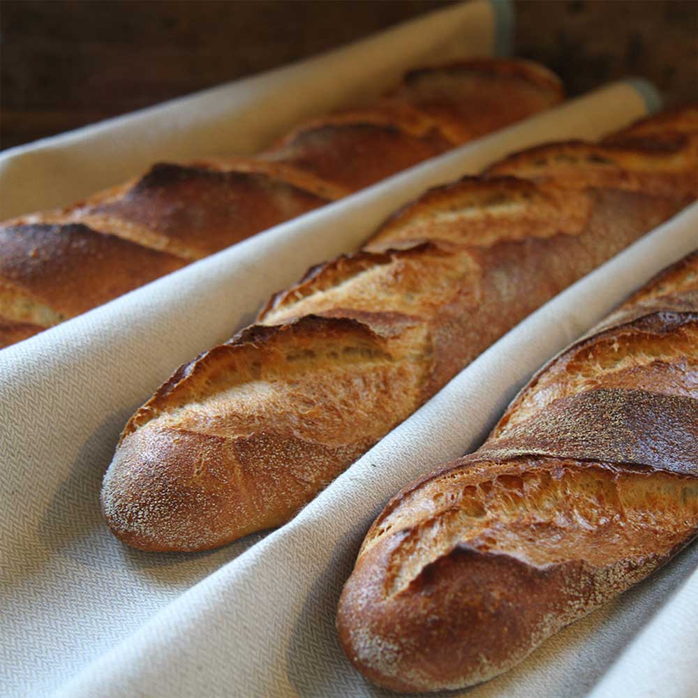 Baguette in einem Leinentuch liegend