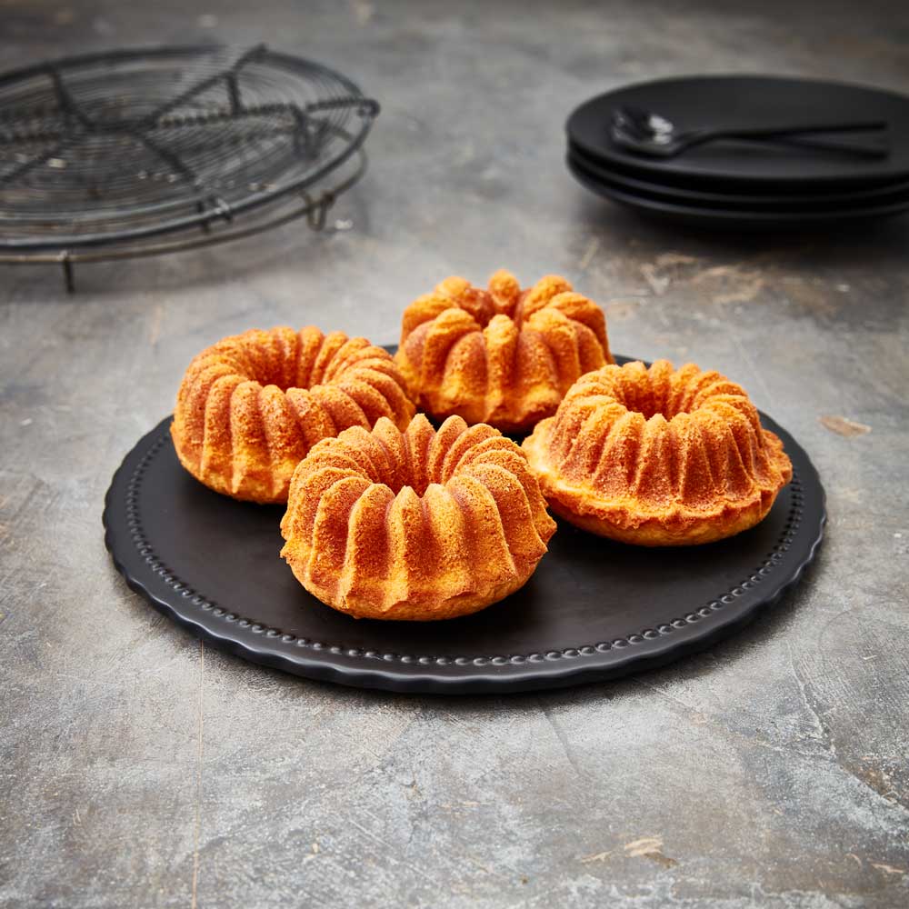 vier kleine Gugelhupfkuchen 