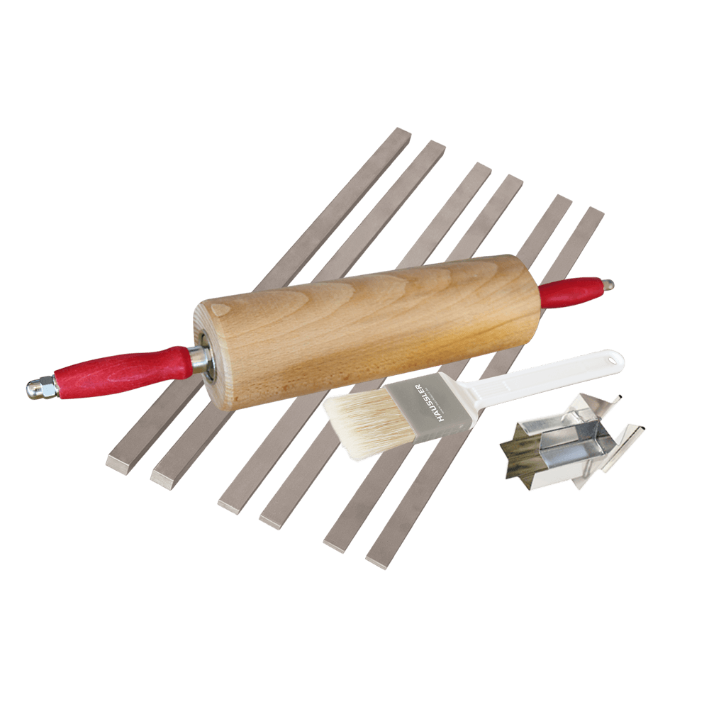 Zimtstern-Set Ausrollhilfen aus Edelstahl in unterschiedlichen Dicken, ein weißer 6 cm breiter Pinsel mit Naturborsten, ein klappbarer Zimtsternausstecher sowie ein Wellholz mit Griffen