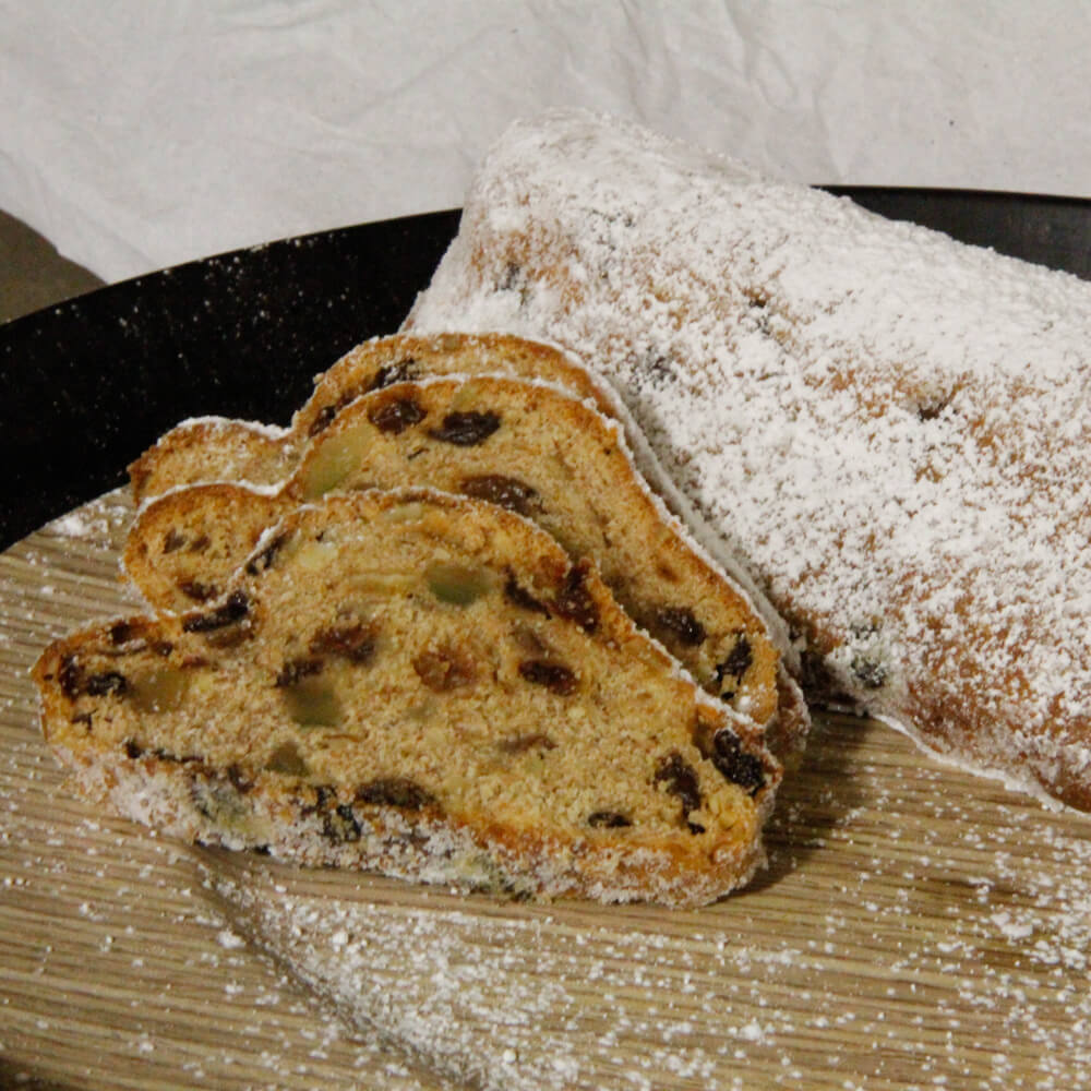 Rezept für Dinkel Vollkornstollen Vollkornstollen aufgeschnitten auf einem Backbrett
