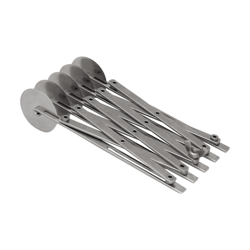 Teigschneider Auf dem Bild befindet sich ein Teigschneider aus Edelstahl. Der Teigschneider besteht aus fünf Teigrädchen deren Abstand sich individuell anpassen lässt. Ohne Hintergrund abgebildet.