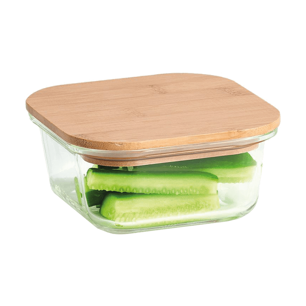 Glas-Vorratsdose mit Bambusdeckel. Es werden geschnittene Gurken darin aufbewahrt.