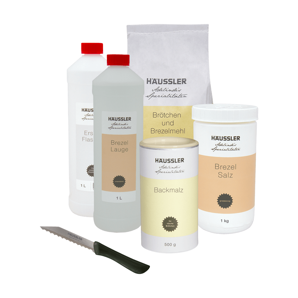 Brezel - Paket Brezellauge 1 Liter, Ersatzflasche für Brezellauge, Brötchen- und Brezelmehl 2,5 Kilogramm, Backmalz 500 Gramm, Brezelsalz 1 Kilogramm und Brötchenritzmesser ohne Hintergrund hinterlegt.