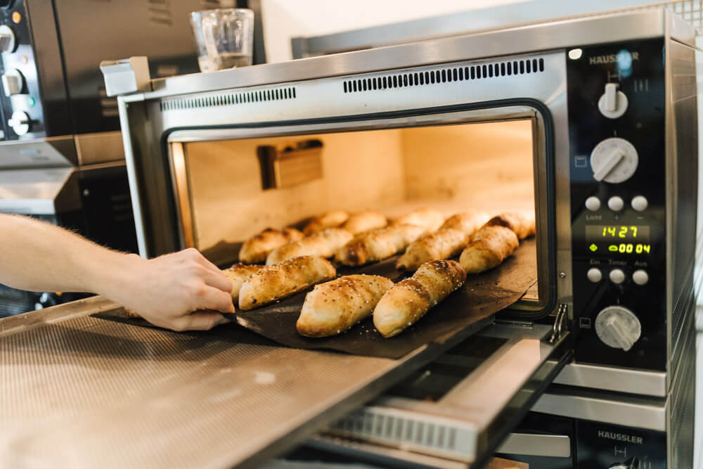 Die fertigen Seelen werden aus dem Ofen geholt