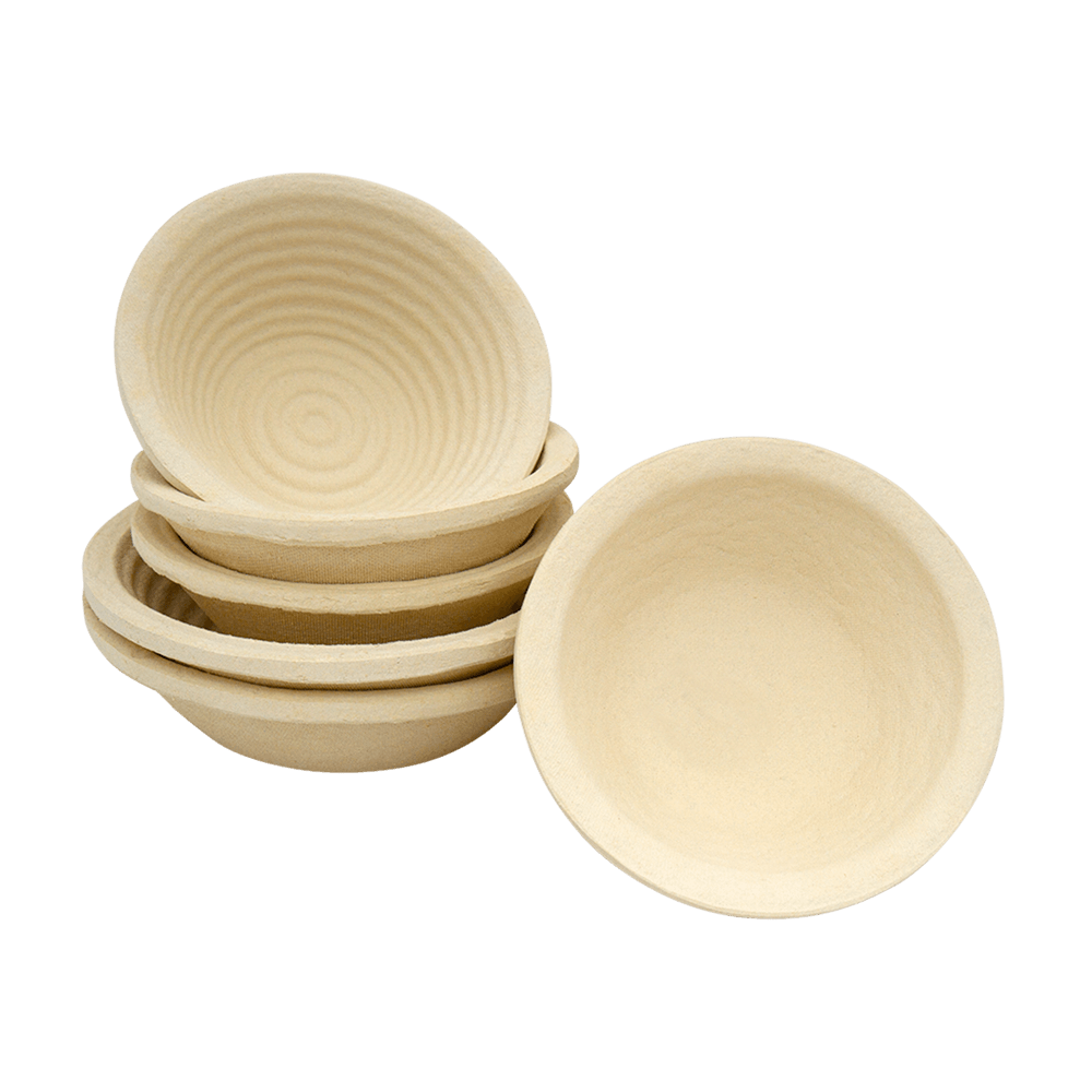 Holzschliffformen für die perfekte Teiggärung Verschiedene Holzschliffform mit Muster aus frischem Fichtenholz