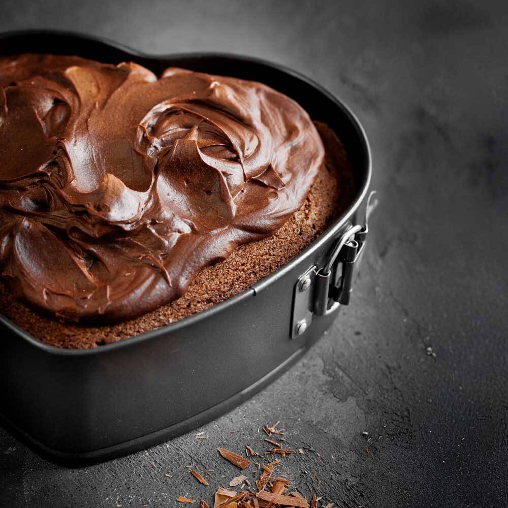 Herzförmige Kuchenform Ein Schokokuchen mir einer Schokocreme in einer Herzförmigen Springform