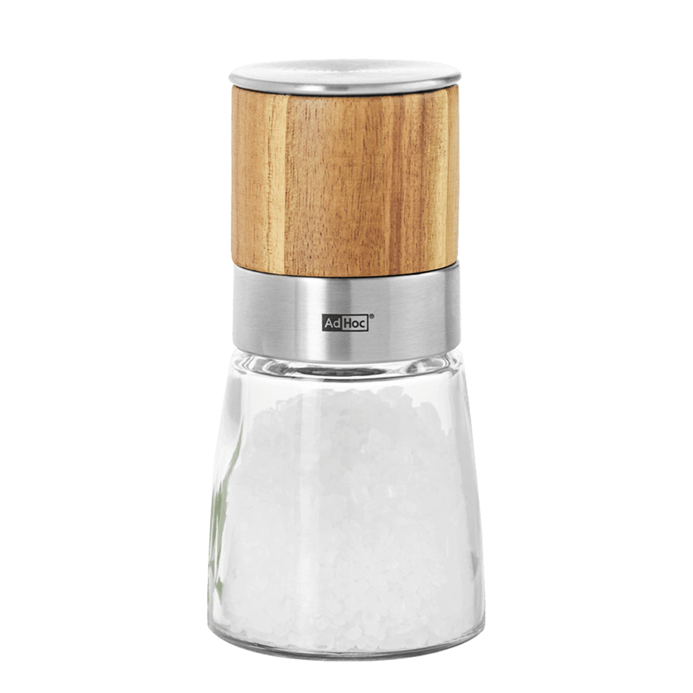 Die Mühle hat einen Glasbehälter und das Mahlwerk ist mit Akazienholz umkleidet. In dem Behälter befindet sich Salz. Ohne Hintergrund abgebildet.
