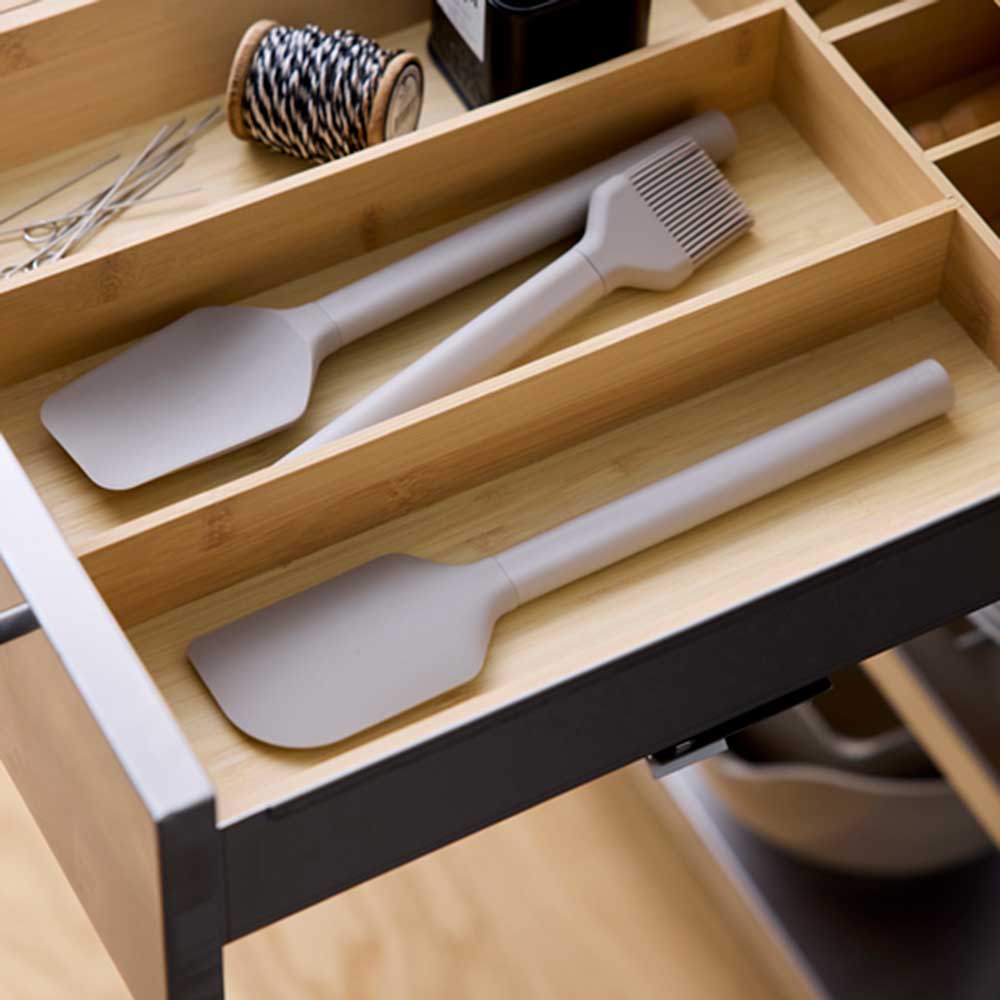 Teigschaberlöffel, Teigschaber und Backpinel in einer Schublade 