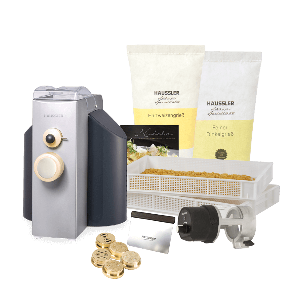 Nudel Comfortpaket mit Nudelmaschine, Nudelhorden, Hartweizegrieß, Matrizen, Buch und Teigabstecher ohne Hintergrund.