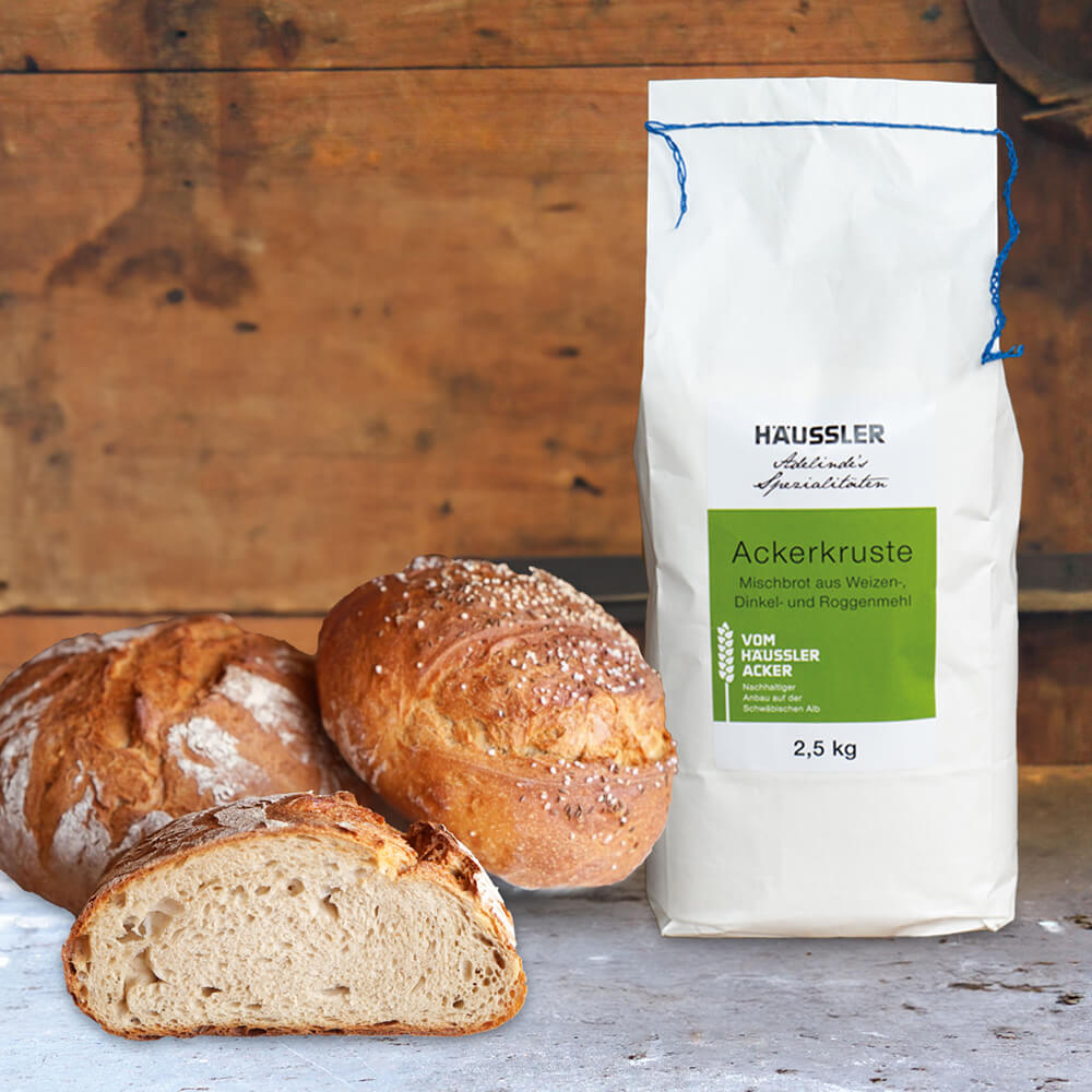 Aufgeschnittenes Ackerkrustenbrot auf der Arbeitsfläche