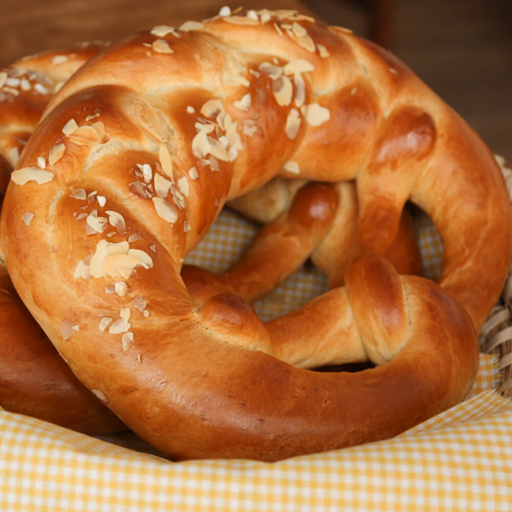 Rezept für Palmbrezel Palmbrezel aus Hefeteig auf gelb kariertem Geschirrtuch