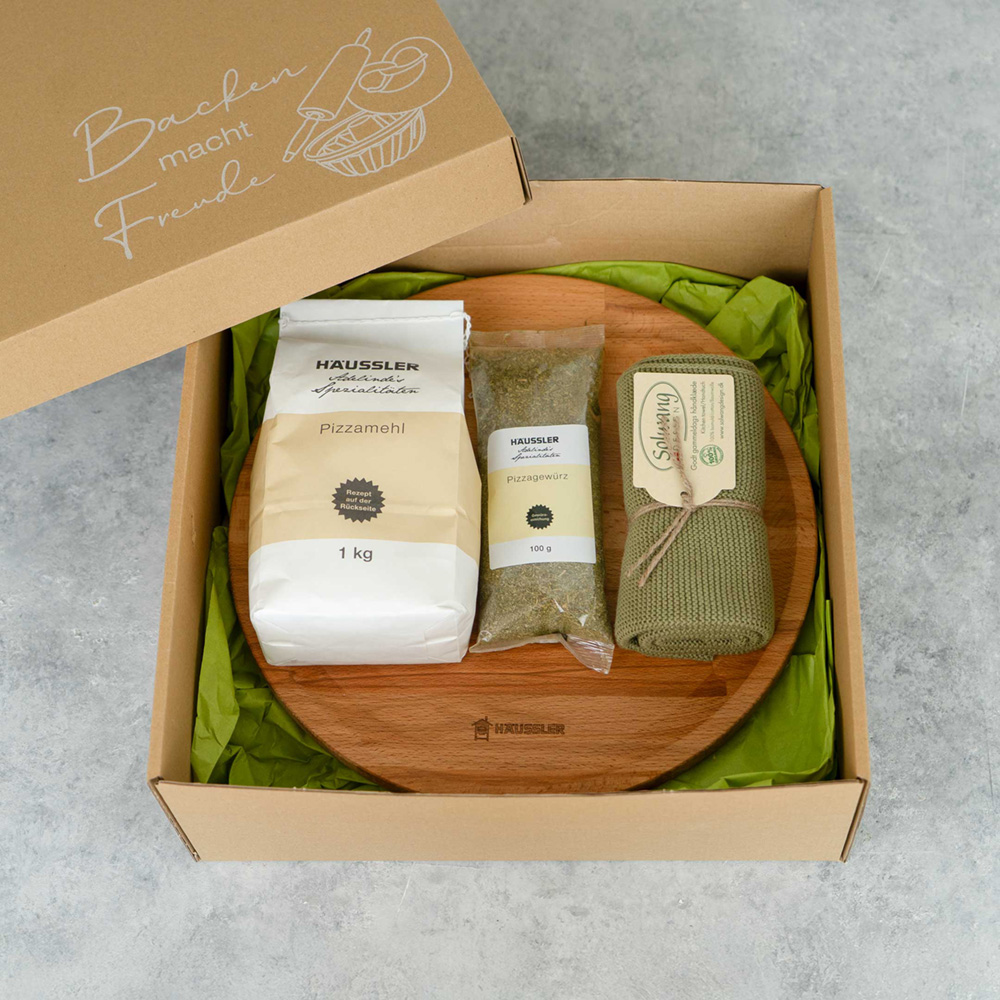 Geschenk-Set mit Pizza-Mehlmischung, Pizzagewürz, Geschirrtuch und Pizza-Servierholzbrett. Liebevoll im Geschenkkarton verpackt 