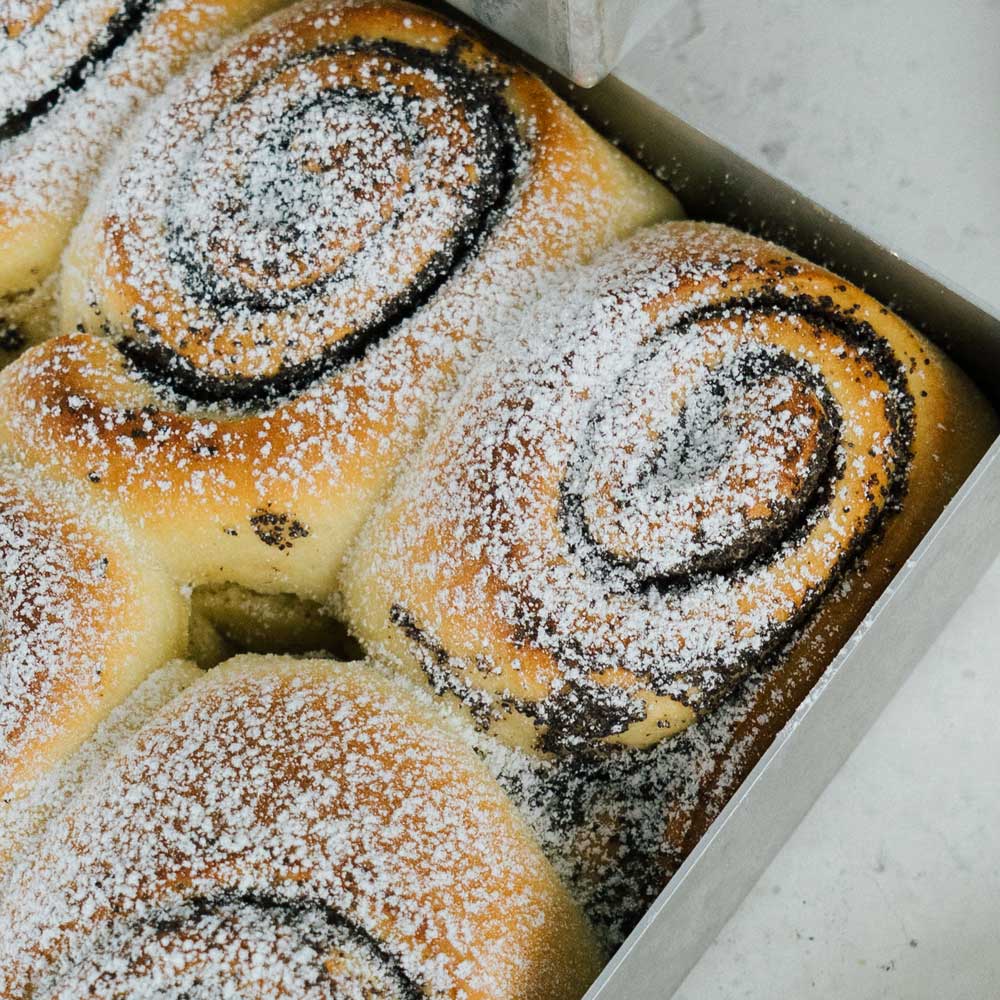 Hefeschnecke mit Mohnfüllung Mehrere Hefeschnecke mit Mohnfüllung