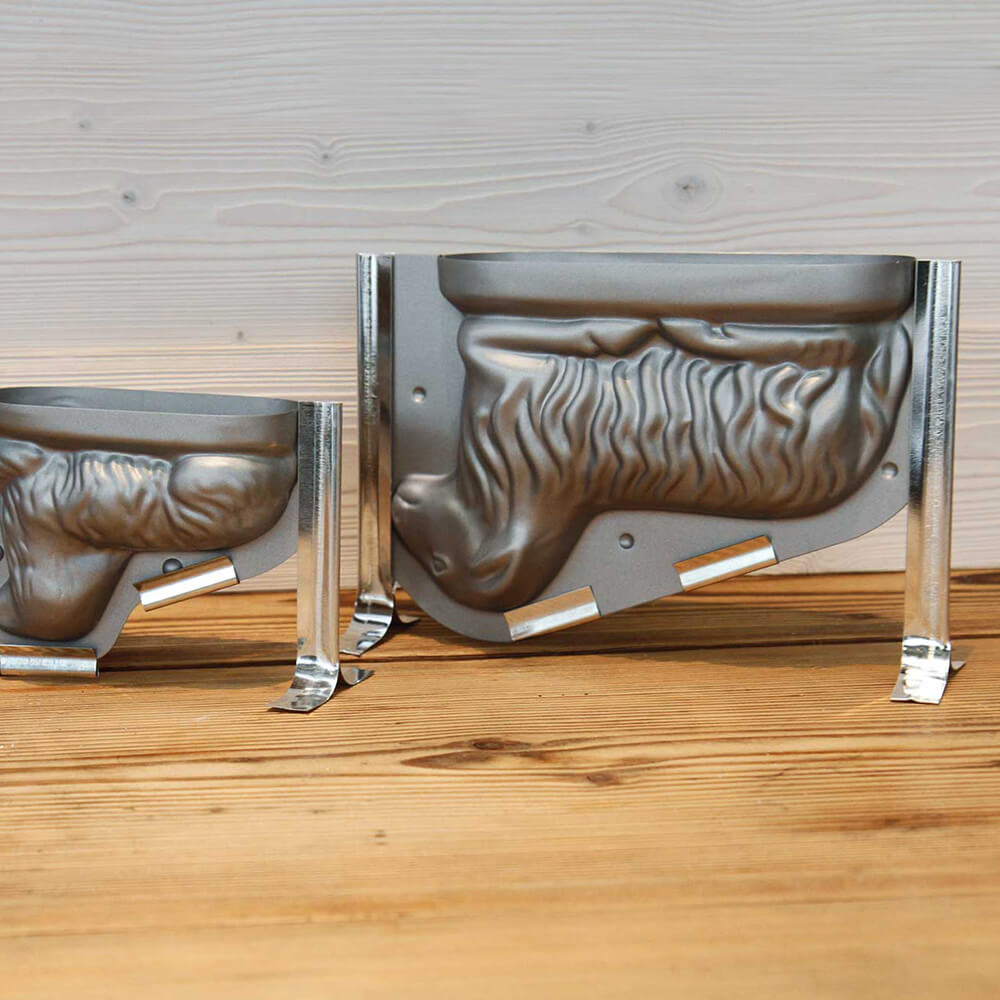 Lammbackform Zwei Lammbackformen stehen umgedreht auf einem Holztisch