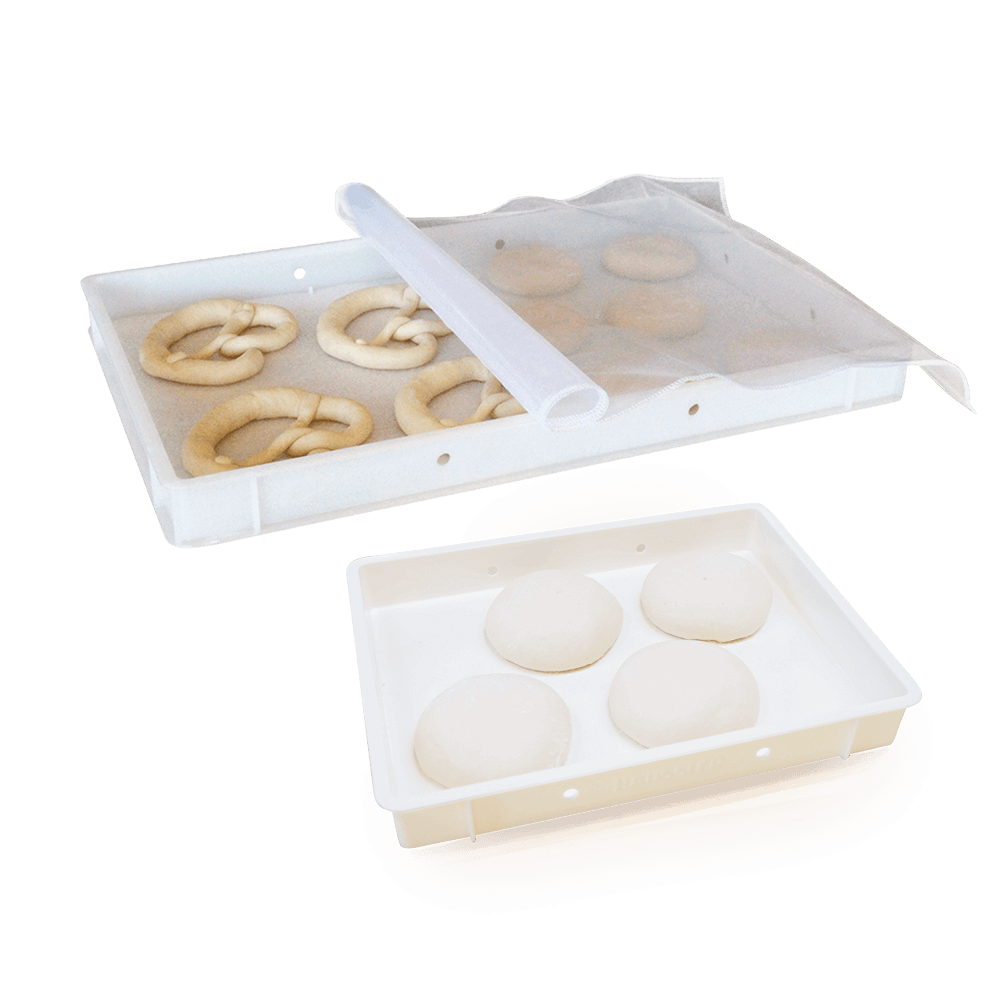 Gärbox eine kleine Gärbox, in der vier runde Teiglinge liegen und eine große Gärbox, in der Teiglinge in Form von Brezeln und Brötchen liegen, die mit einer Gärfolie abgedeckt sind