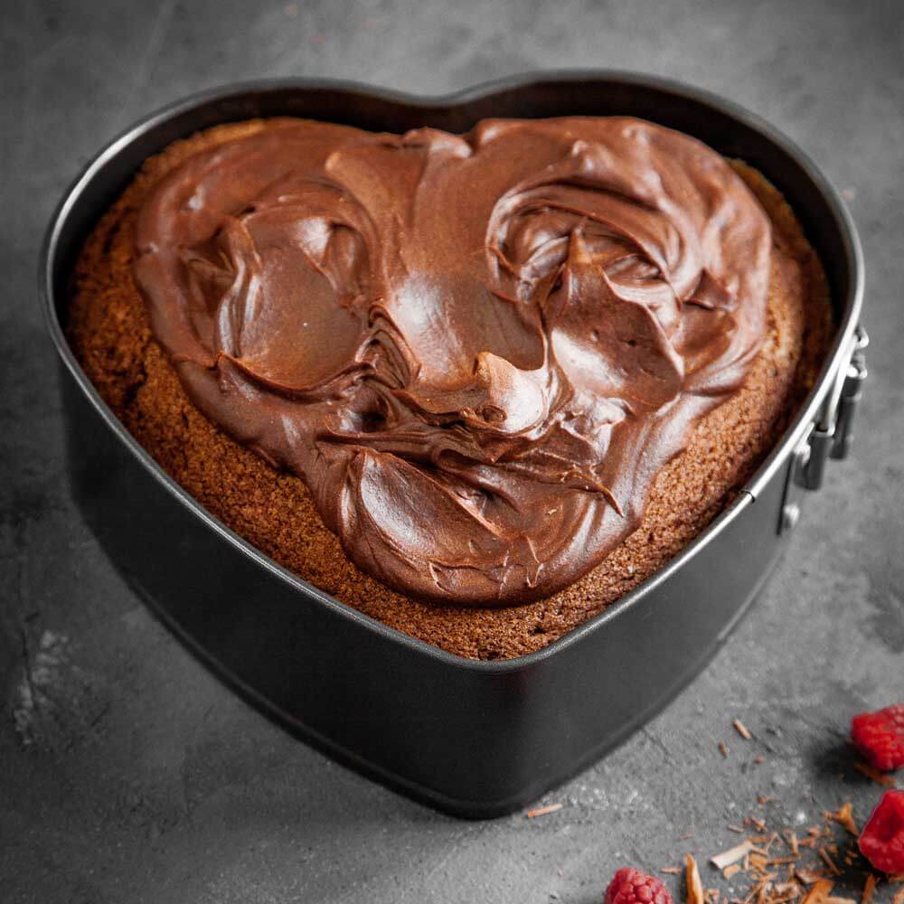 Ein Schokokuchen mir einer Schokocreme in einer Herzförmigen Springform 