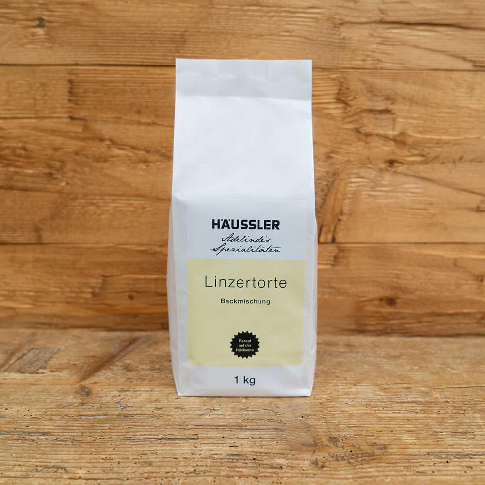 Mehlpackung Linzer-Torte auf Holzhintergrund