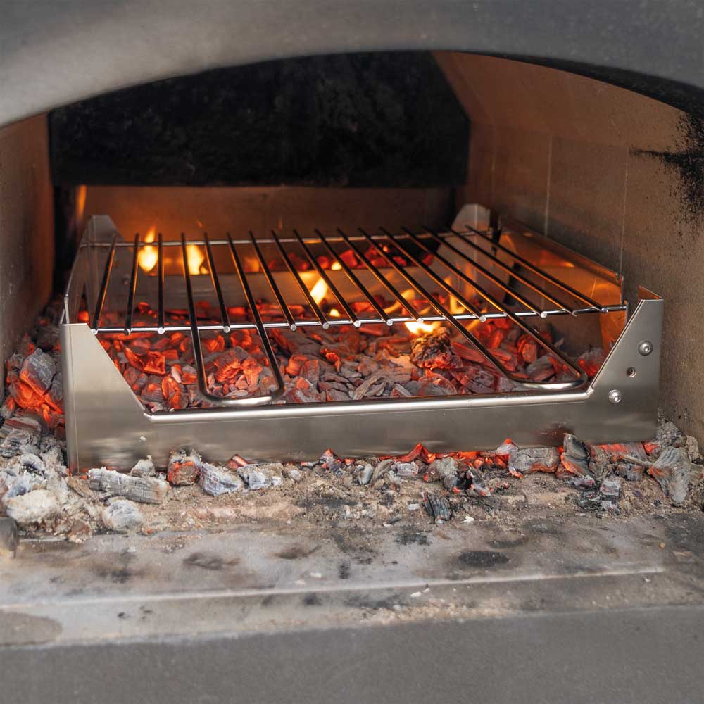Grillrost in einem Holzbackofen über der Glut
