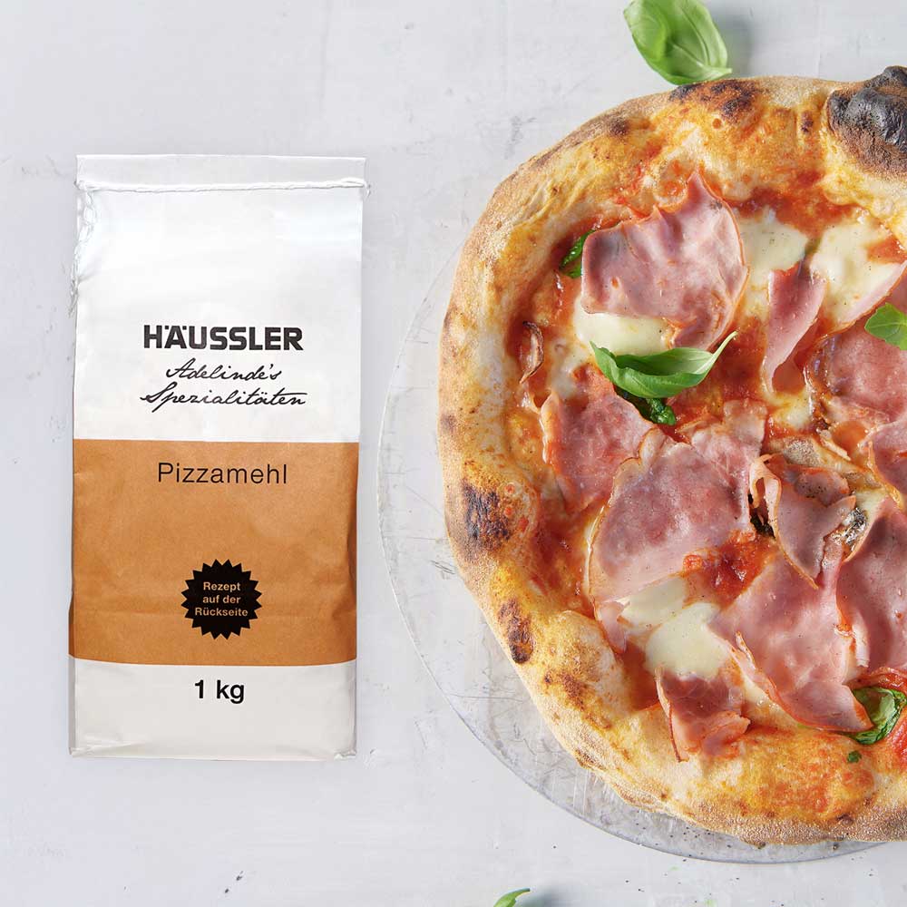 Golgbraun gebackte Pizza auf einem Stein Untergrund