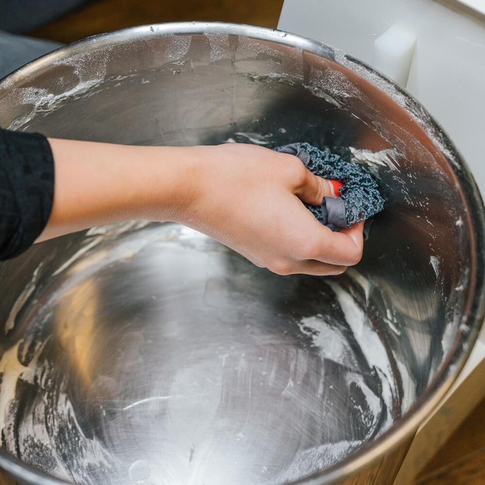 Teigreinigungstuch in verschmutzter Teigschüssel