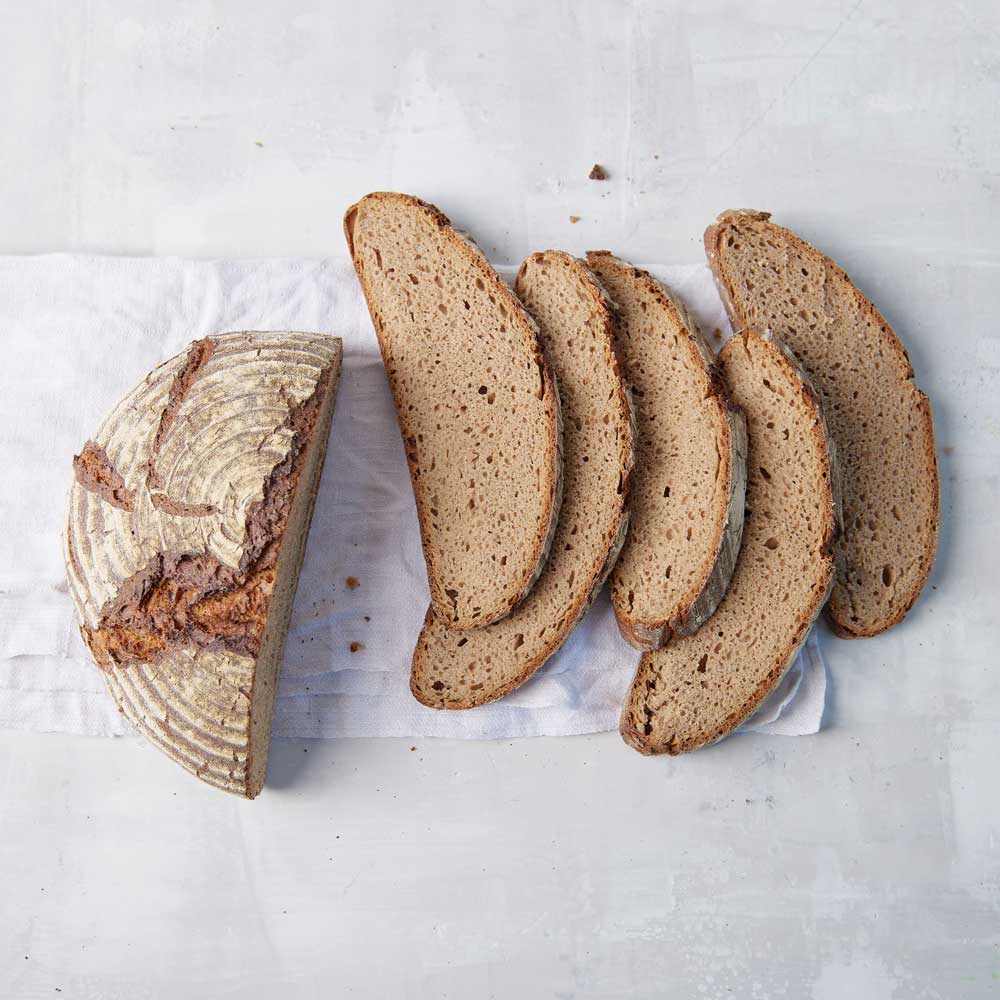 Allgäuer Gewürzlaib Frisch gebackenes Allgäuer Gewürzlaib. Eine Hälfte ist in einzelne Brotscheiben aufgeschnitten, die andere Hälfte ist am Stück.