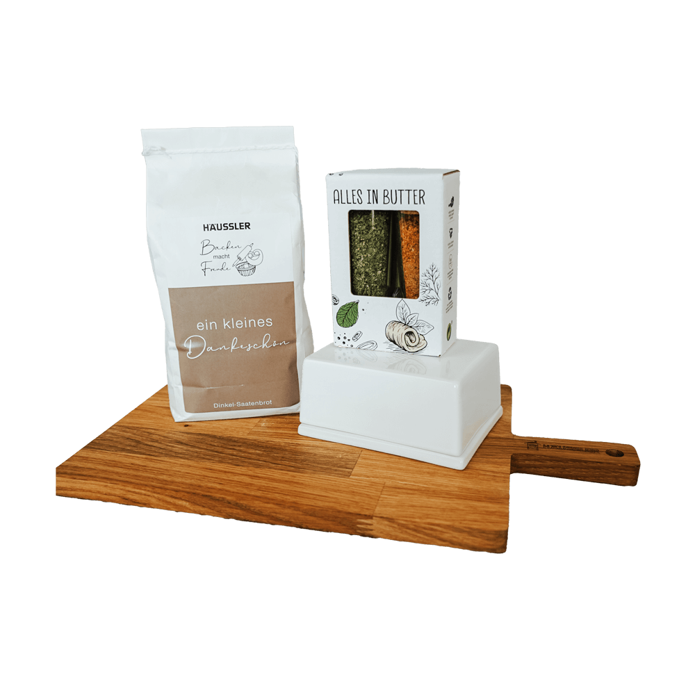 Geschenk-Set mit Mehlmischung, Buttergwürzmischungen, Butterdose und Servierbrett.