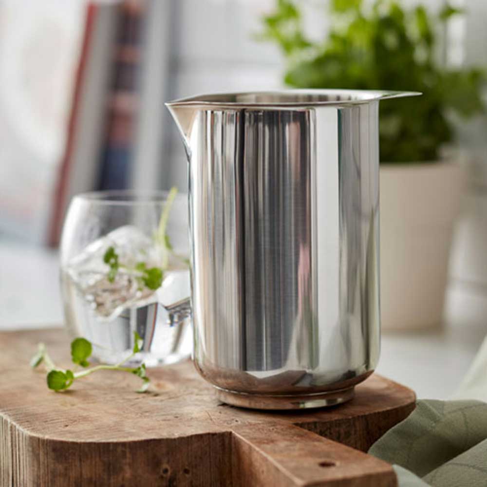 Hohe Edelstahlschüssel mit einem Glas abgebildet