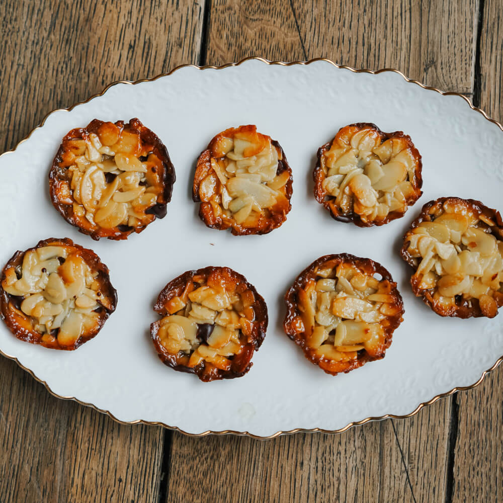 Rezept für Florentiner goldbraun gebackene Florentiner auf einer weißen Servierplatte