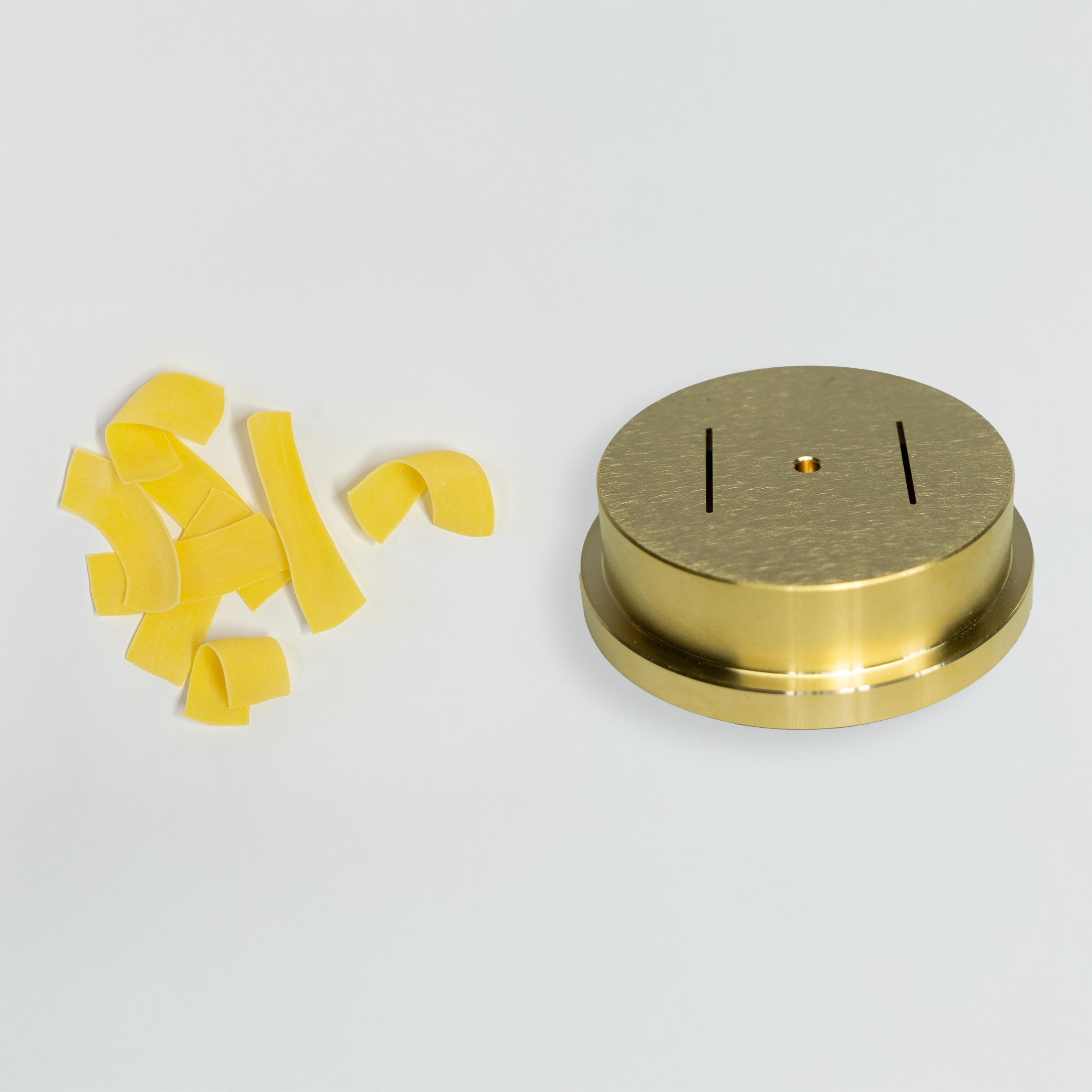 Matrize Nr. 40, Pasta 300 Matrize Pappardelle für Pasta 300 mit Beispielnudeln