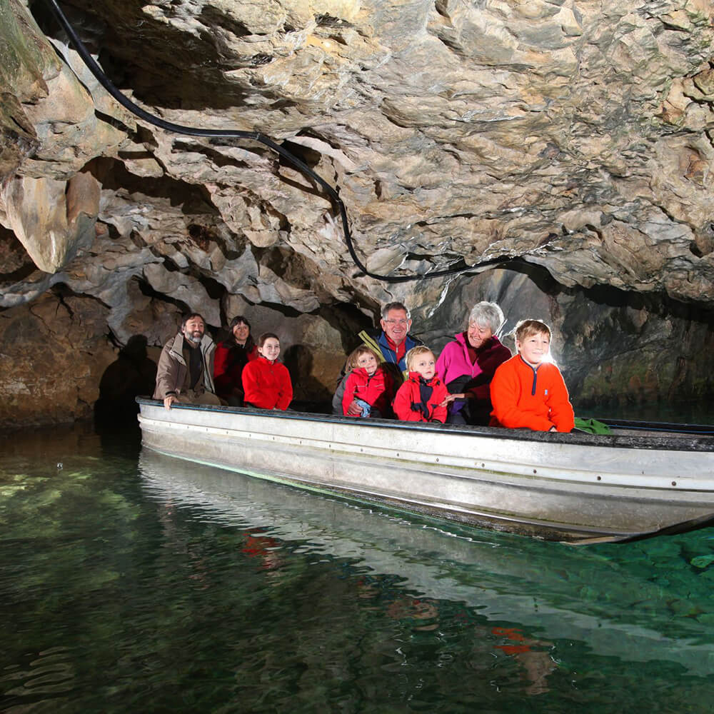 Wimsener Höhle Familie fährt in einem Boot durch einen Höhle