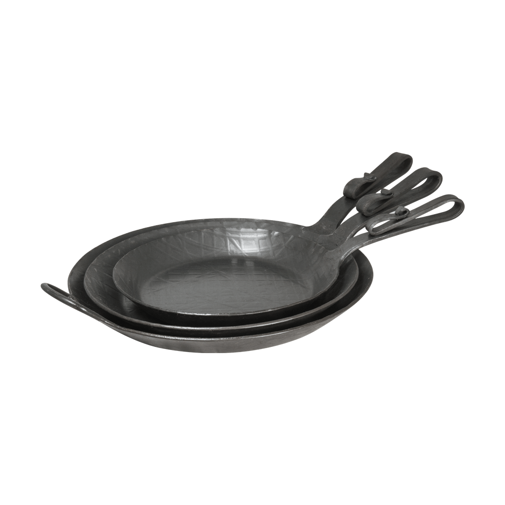 Eisenpfannen mit Schnabelstiel Eisenpfanne mit Schnabelstiel ohne Hintergrund