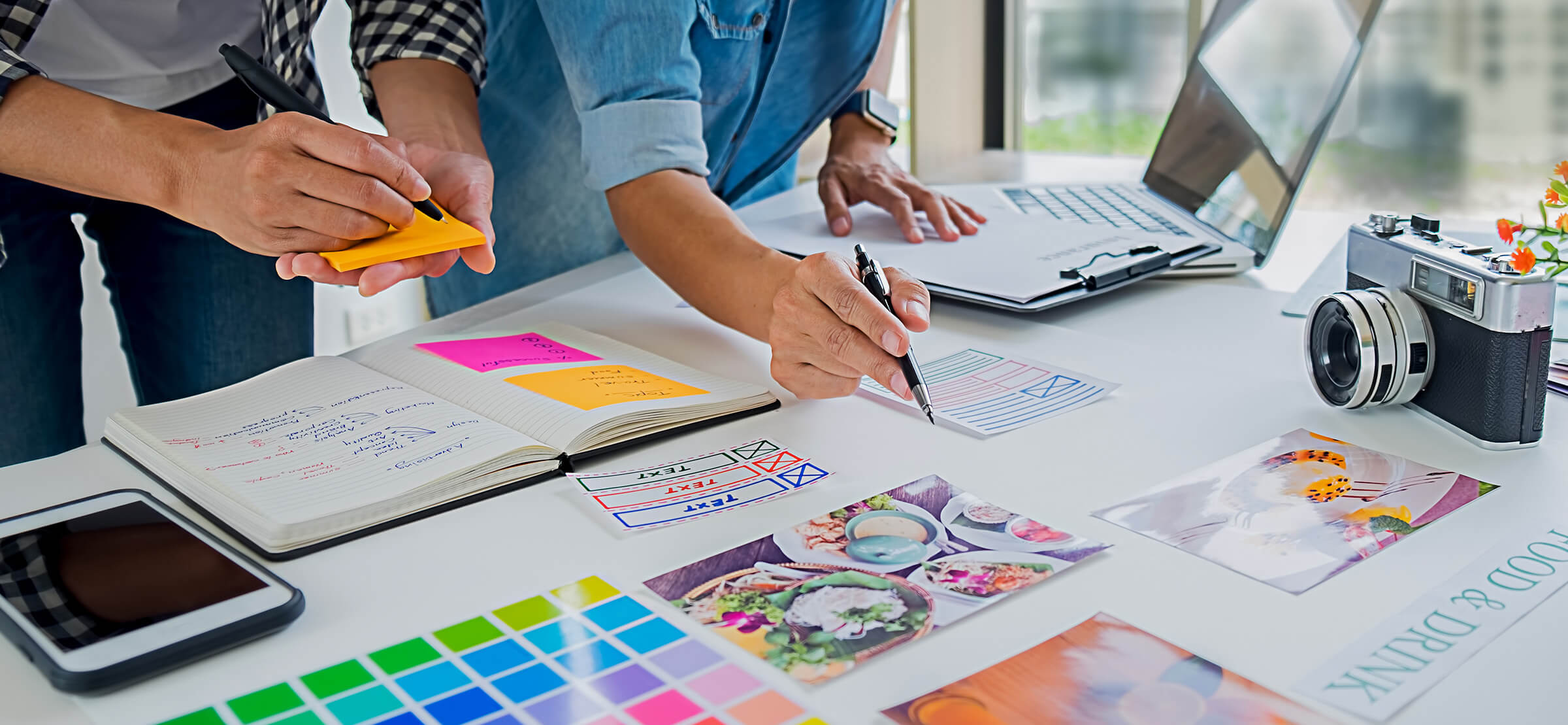 Social Media Praktikantin Arbeitstisch mit Laptop, Unterlagen, Fotoapperat