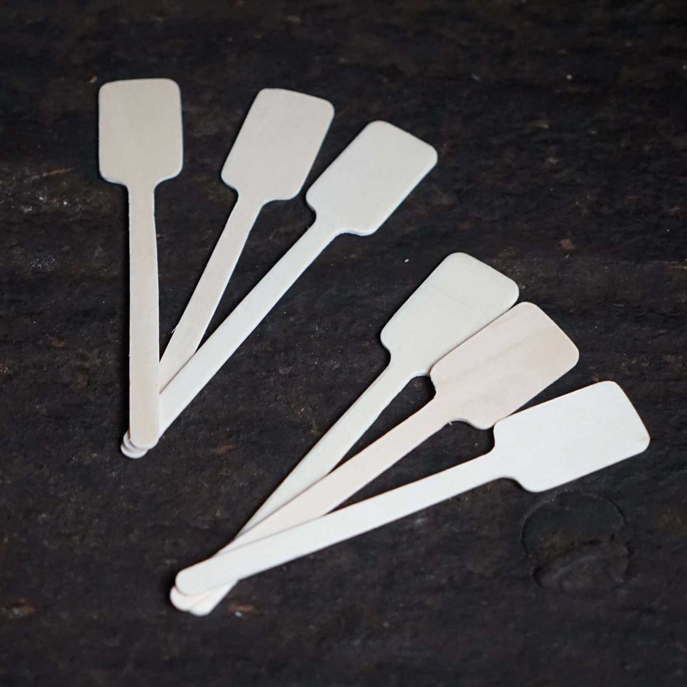 Nikolaus-Set Zubehör 6 Backschieber in Miniatur zu Dekoration eines Hefenikolauses. Auf einem schwarzen Tisch liegend.