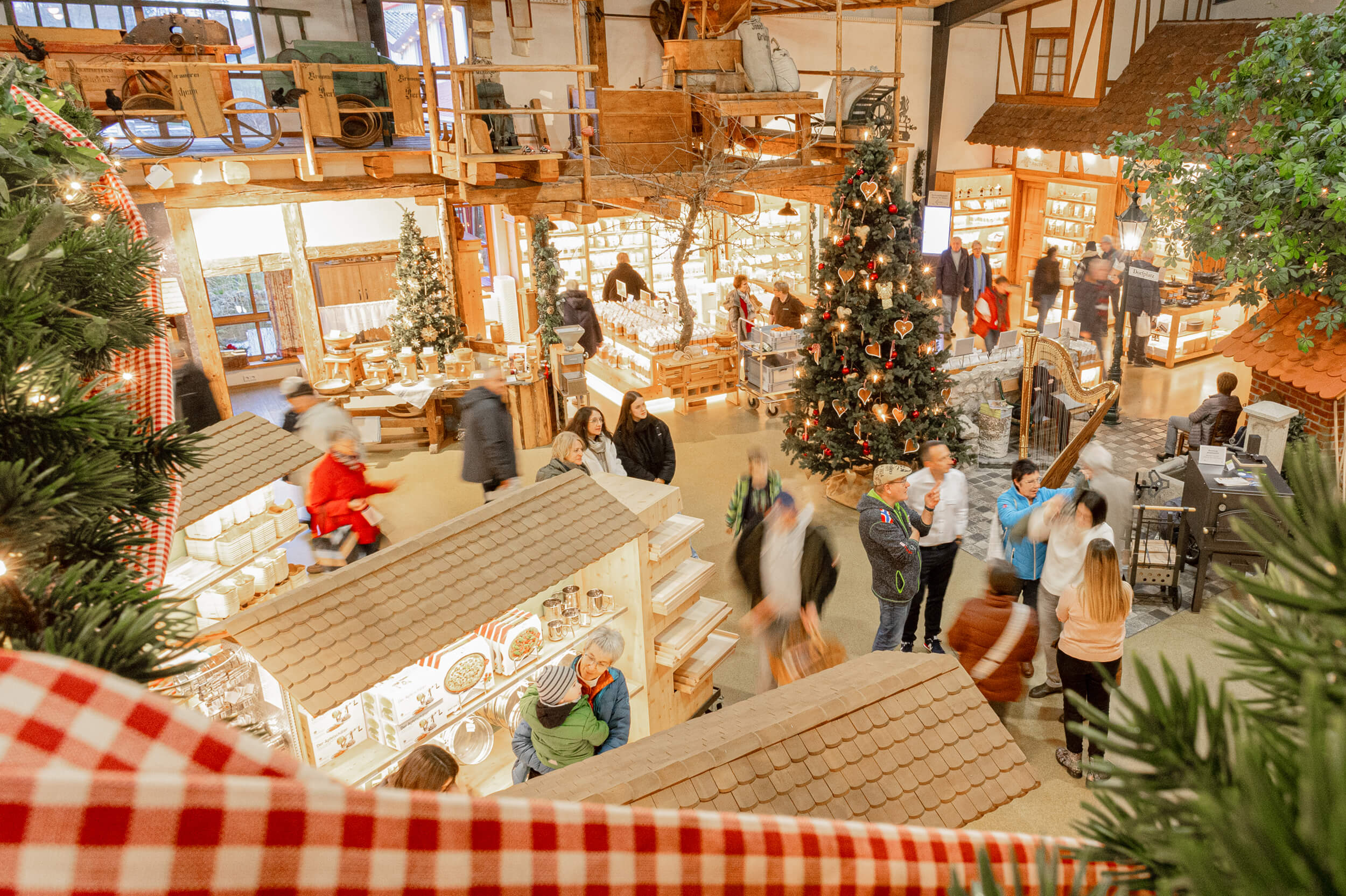 Verkaufsraum weihnachtlich mit Backzubehör und Gäste