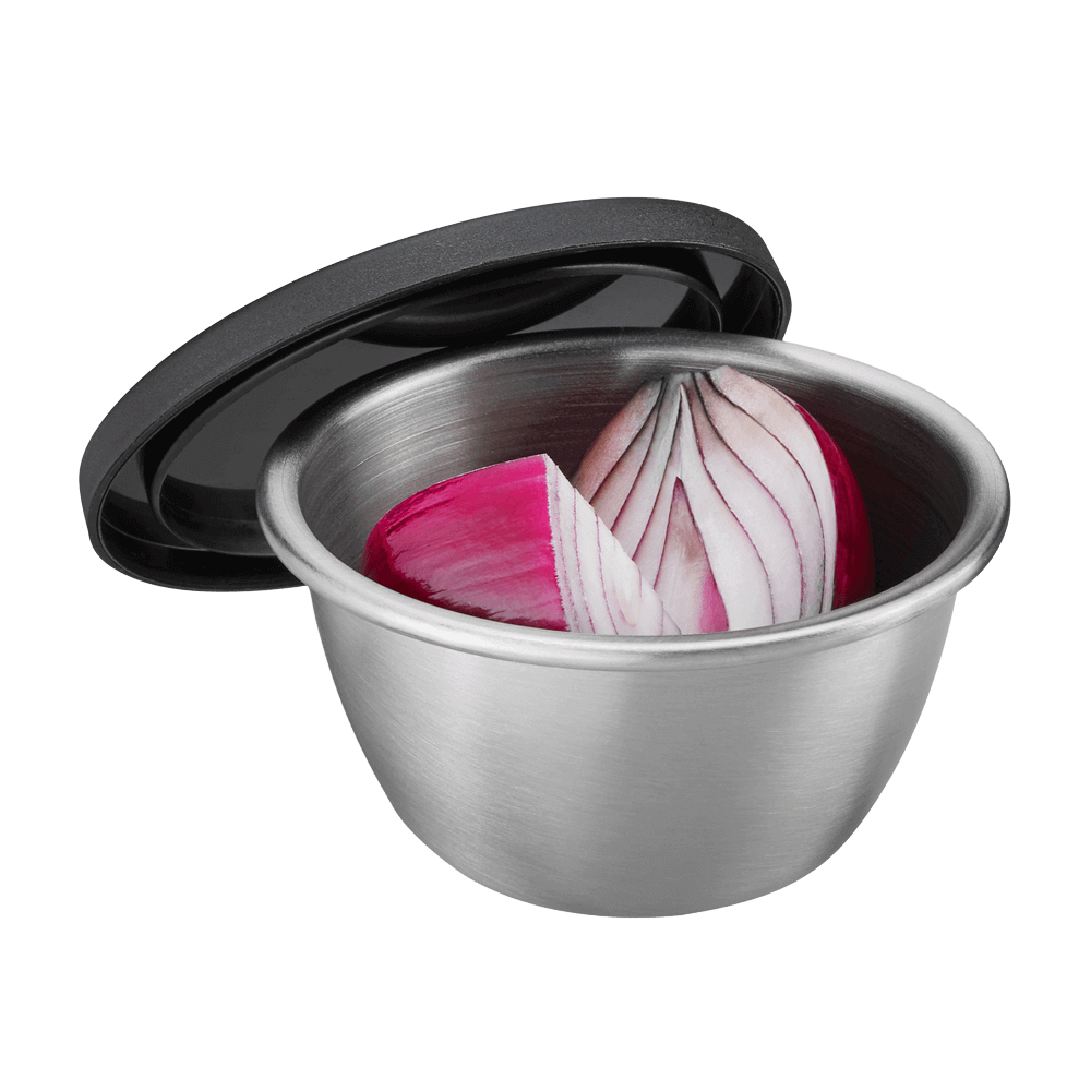 Mini-Aufbewahrungsschüssel geöffnete Mini-Aufbewahrungsschüssel mit zwei roten Zwiebelhälften. Der schwarze Deckel ist leicht angelehnt an die Schüssel