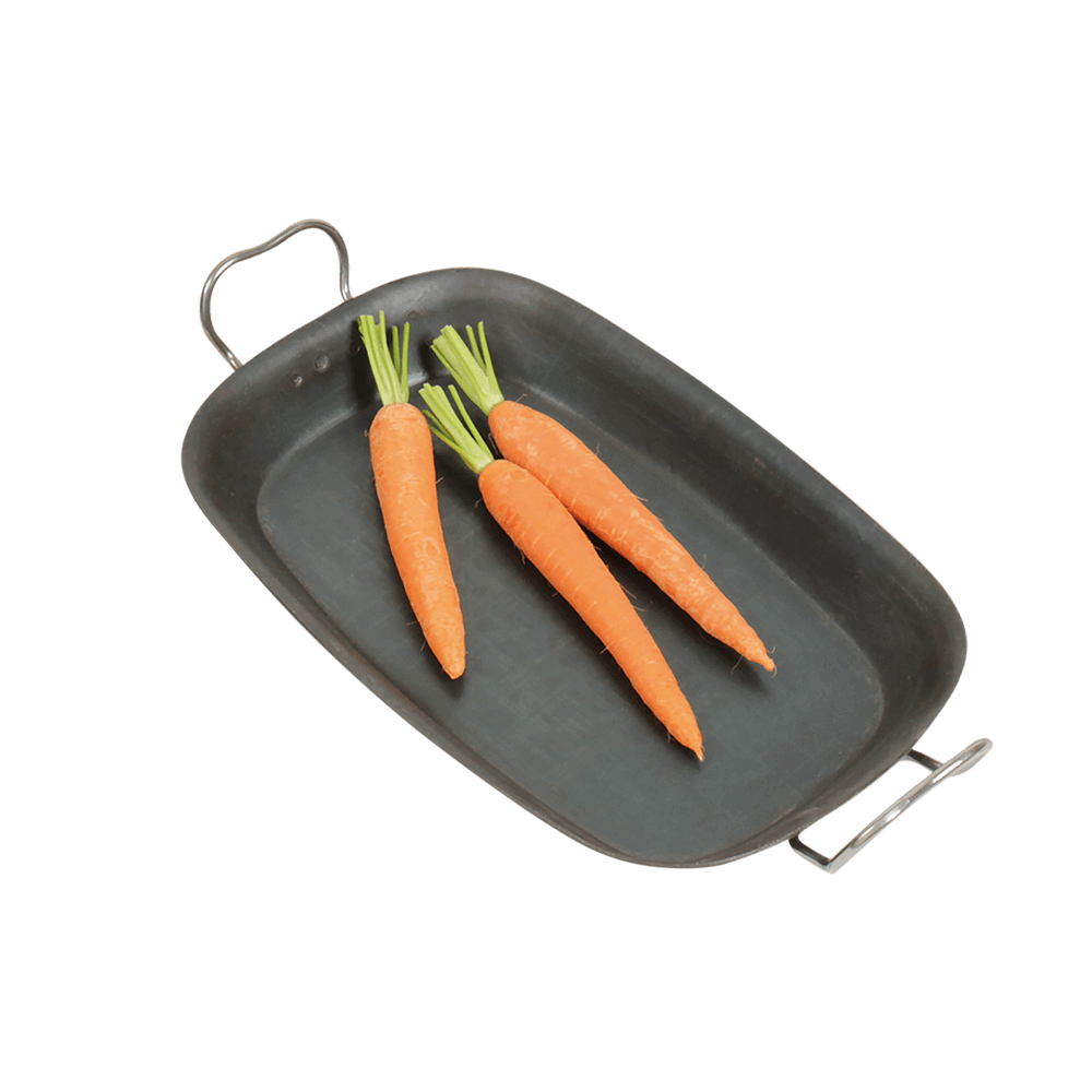 Rechteckige Bratpfanne mit zwei Griffen aus Gusseisen. Darin liegen drei Karotten.