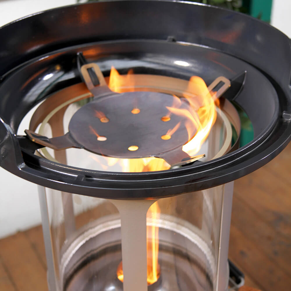 Schwarzer runder Grillaufsatz mit einem Flammenteiler in der Mitte. Der Grillaufsatz befindet sich auf einem Grill.