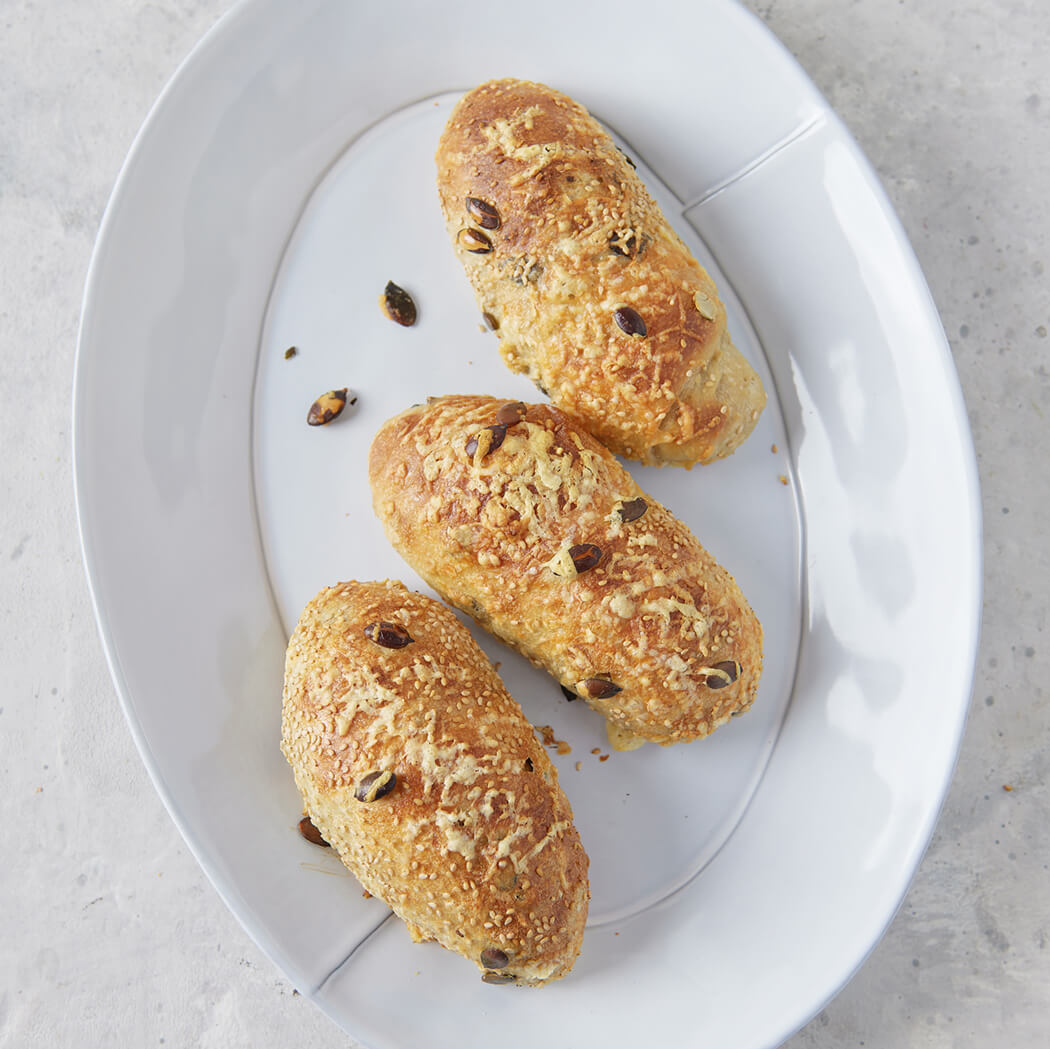 Luftig lockere Kürbiskracher DRei Kürbiskracher Brötchen auf einem weißen Teller