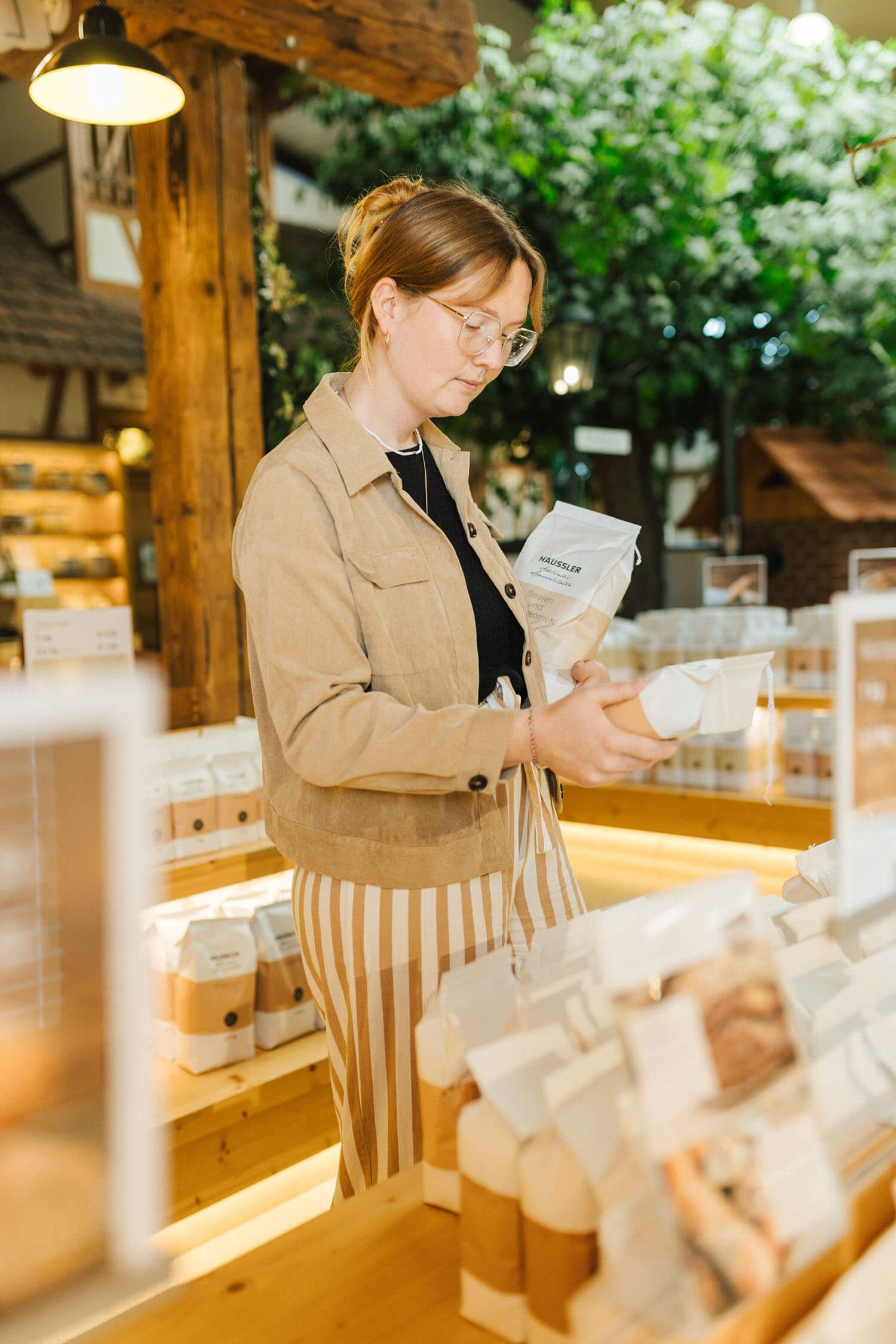 Mehleinkauf Kundin beim Mehleinkauf